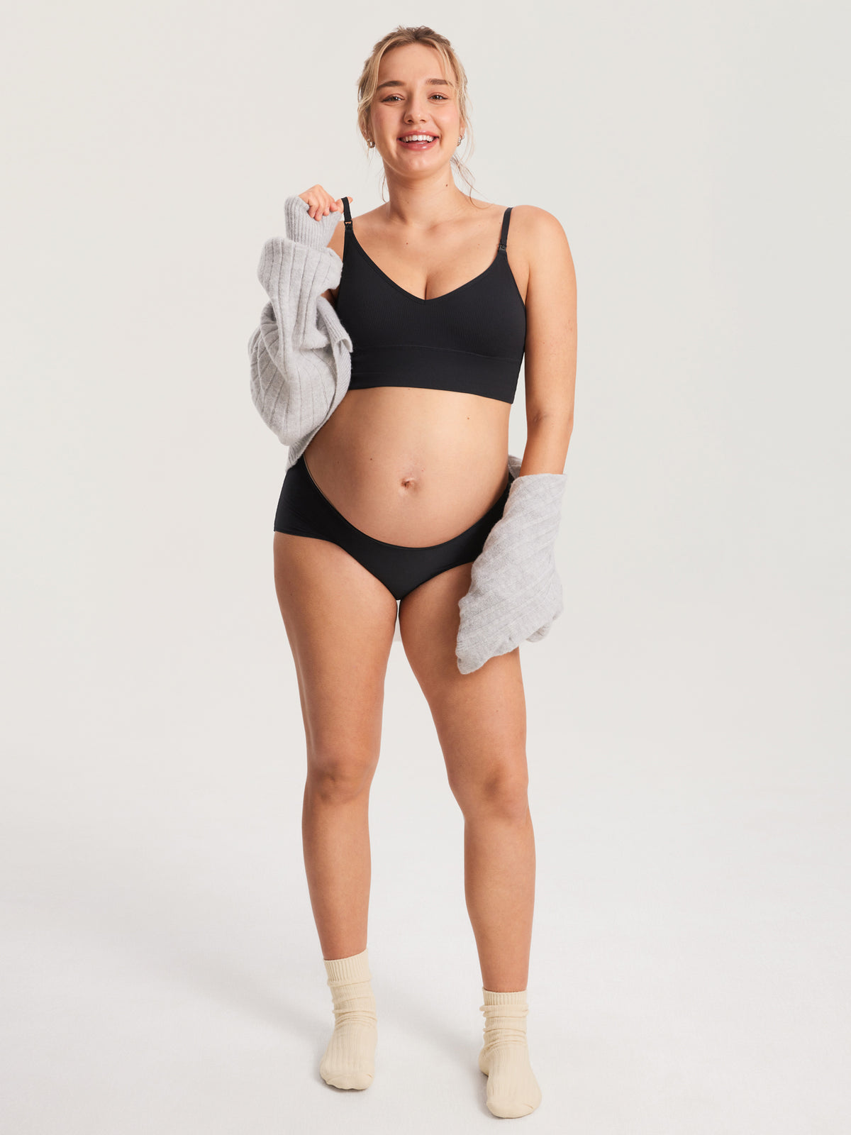 MOMANDA Women's Ribbed V Neck Nursing Bralette Black @model_info:MOM4