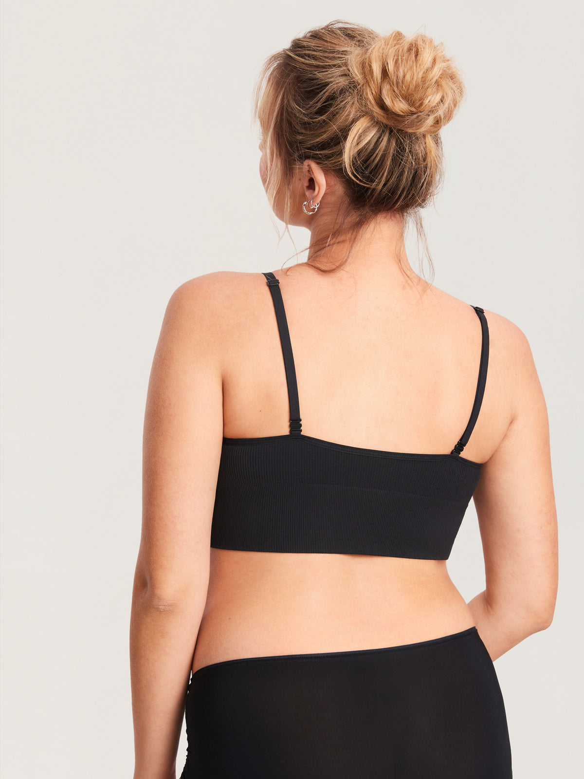 MOMANDA Women's Ribbed V Neck Nursing Bralette Black @model_info:MOM2